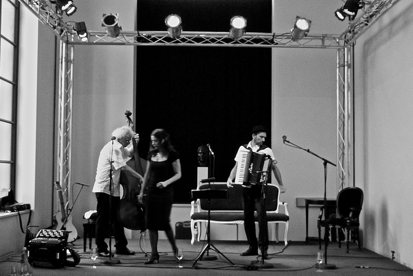 Kontrastreiche Silhouette einer Rockband bei einem Liveauftritt mit Musikinstrumenten.